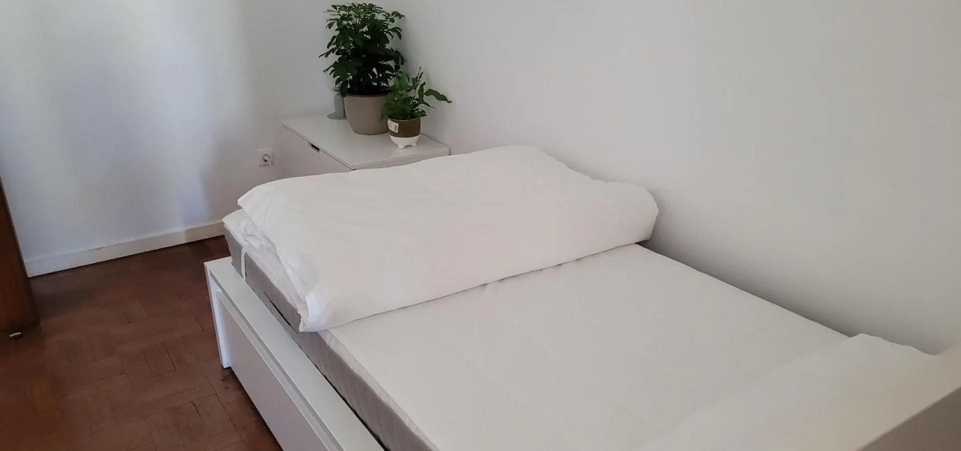 Cozy Room Near Metro & Airport Lisbon Homestay