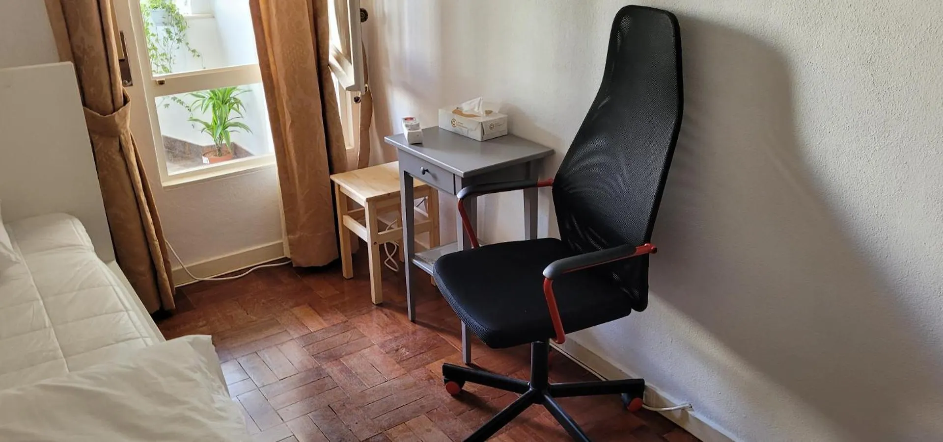 Cozy Room Near Metro & Airport Lisbon Portugal